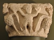 A harmadik székesegyház diadalív-pillére vezeklőöves figurával (Szent Zoerárd András?) - ma a dóm kőtárban látható