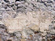 Kváderes falfestés maradványa a visegrádi királyi palota déli kerítésfalán